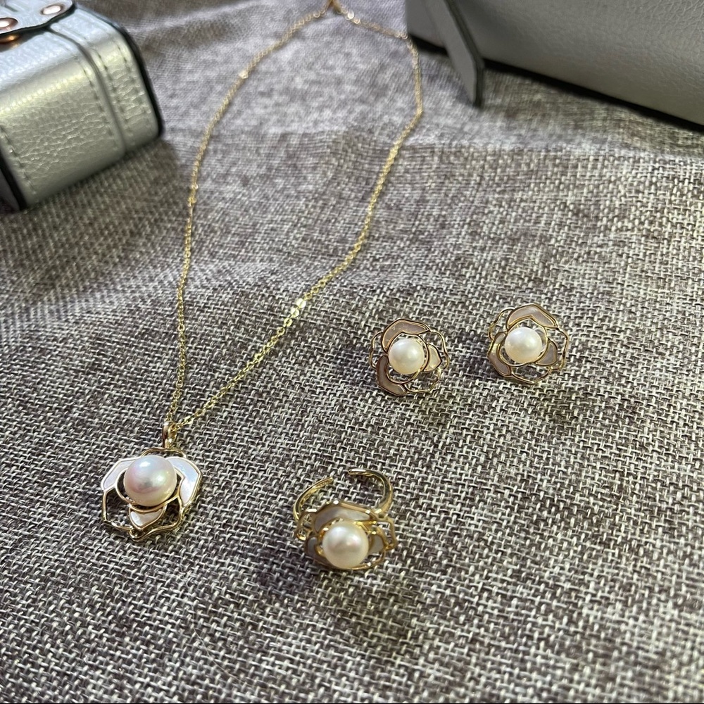 Genuine Pearl jewelry set( earrings, ring, necklace)